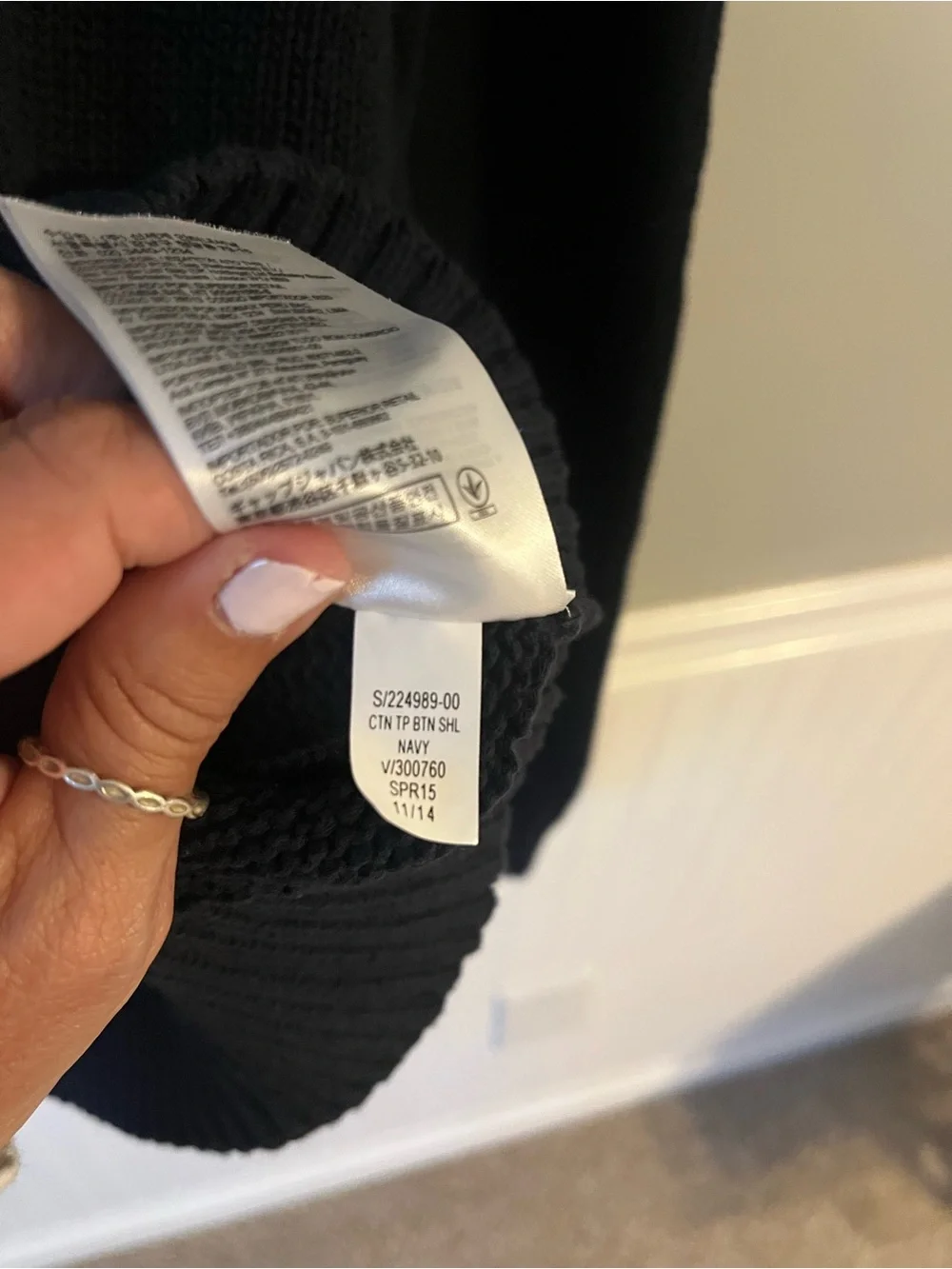 GAP Men's Crewneck Sweater with Shoulder Button Detail